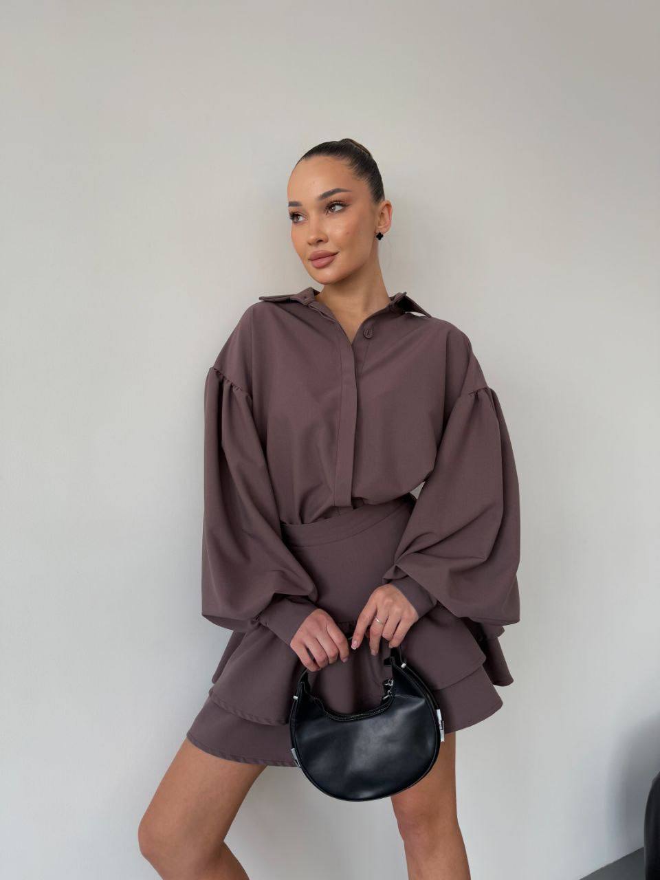 Rusvas kostiumėlis su sijonu