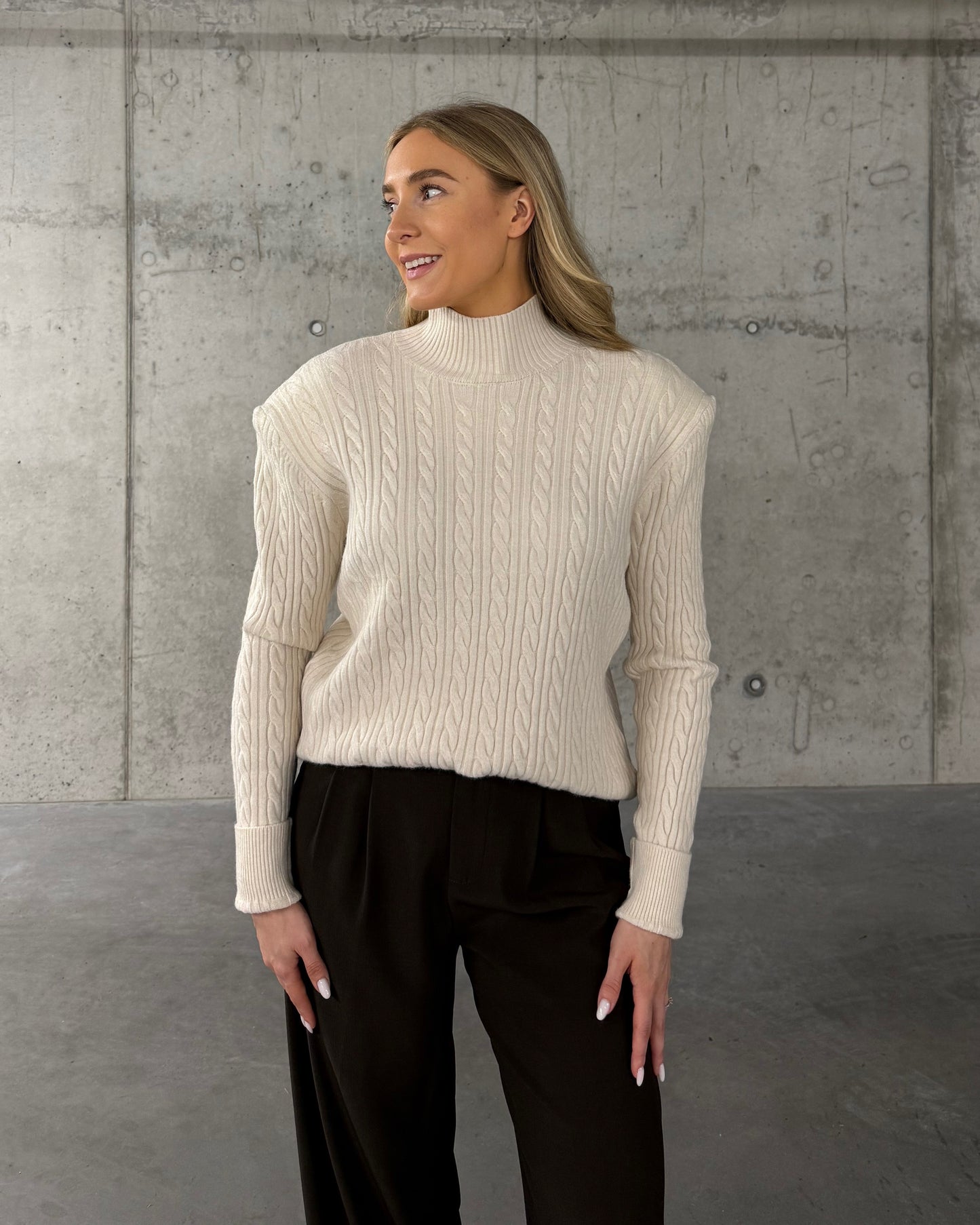 Pieno baltumo megztukas su petukais CREAM