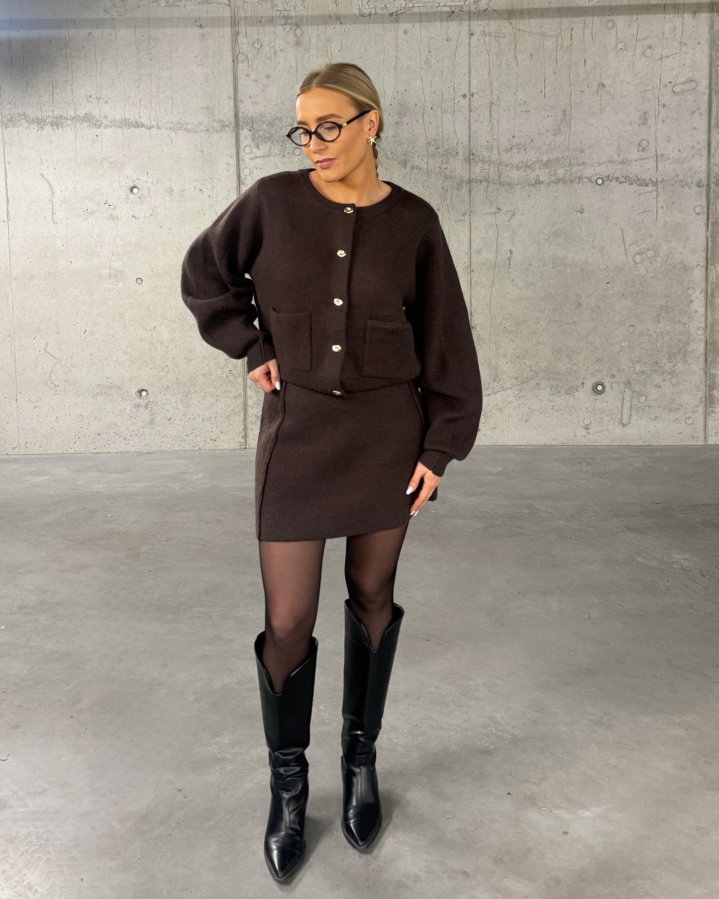 Rudas kostiumėlis su sijonu MILA