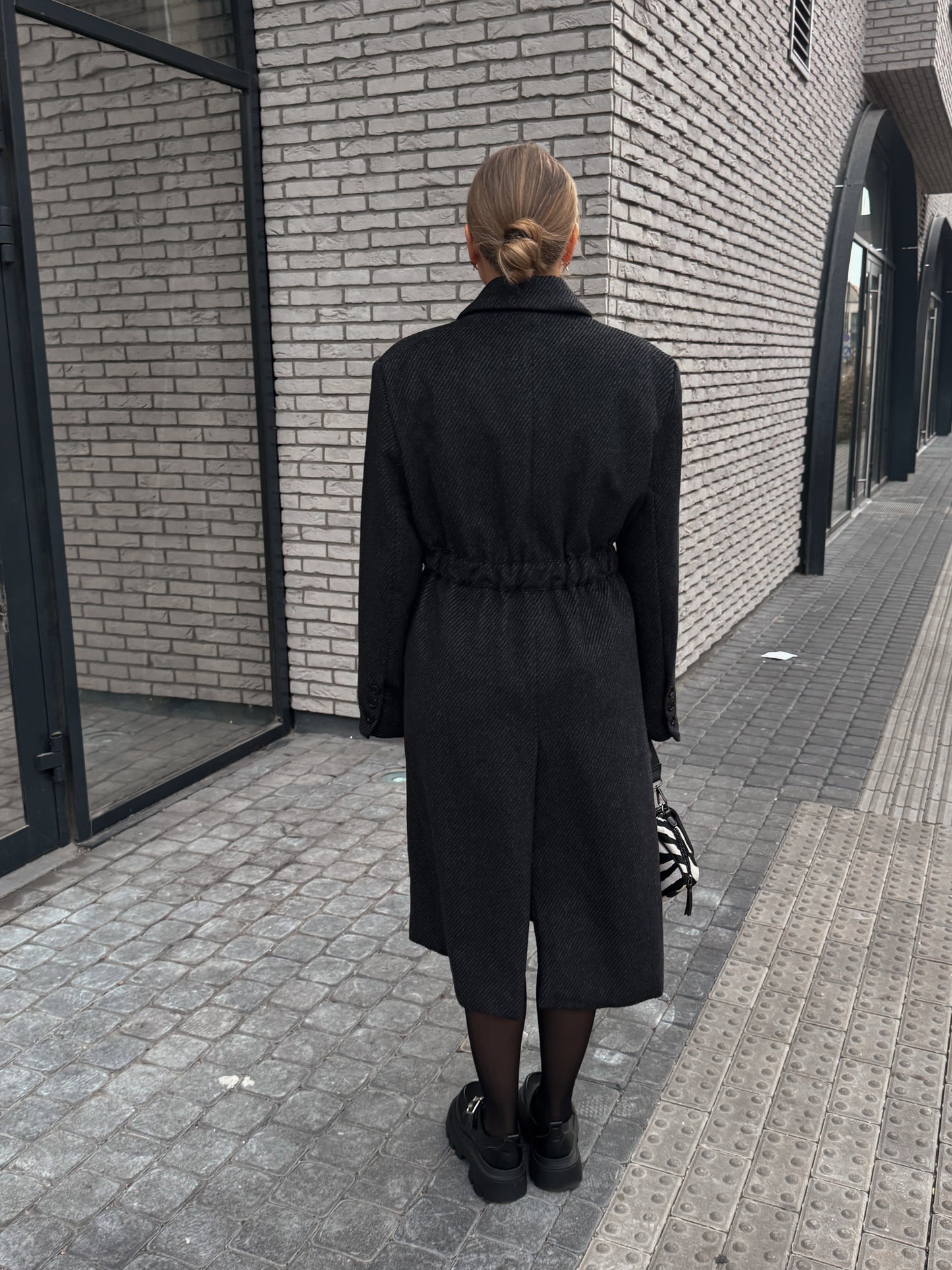 Tamsiai pilkas paltas su vilna