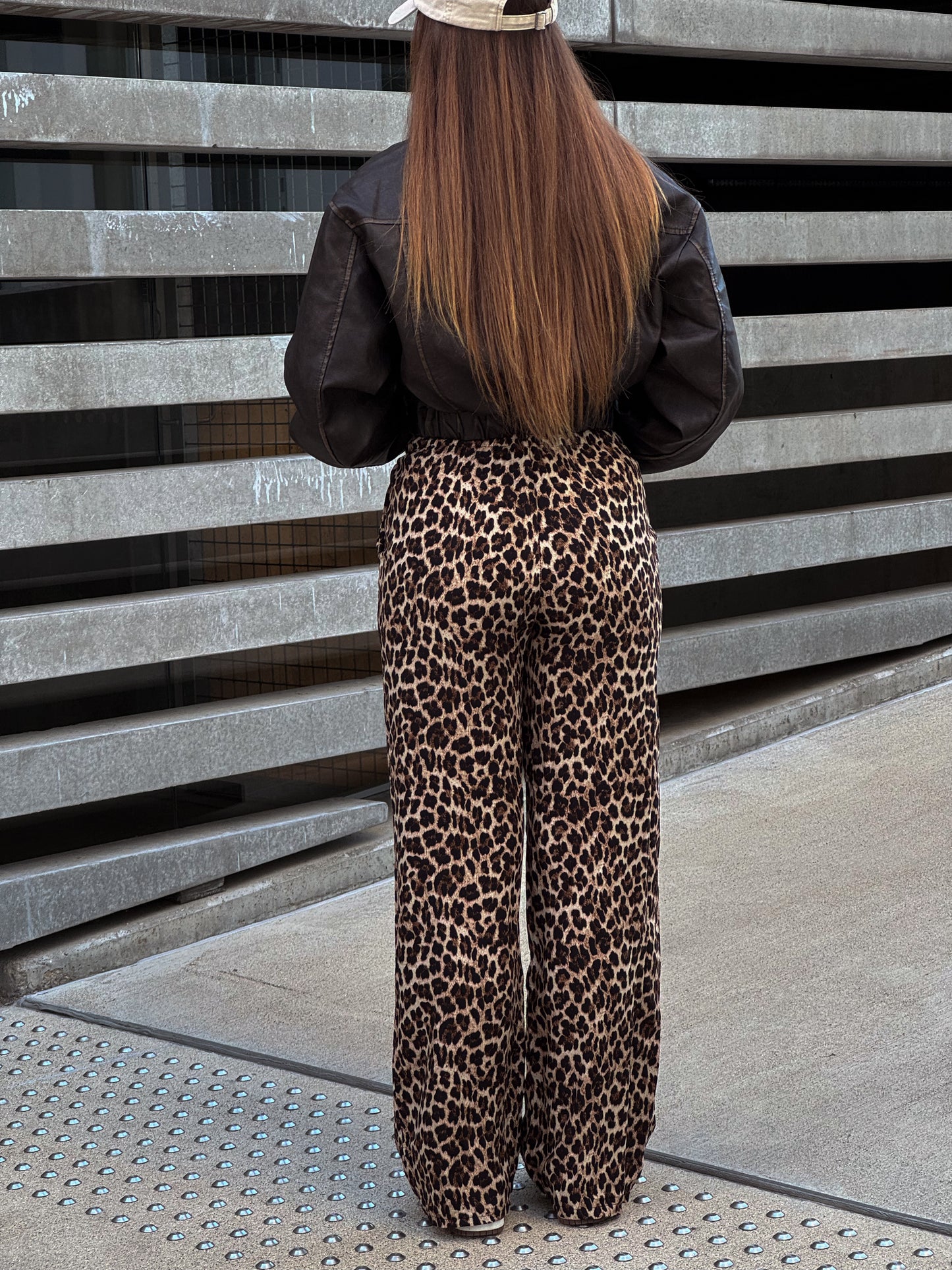 Leopardo rašto kelnės
