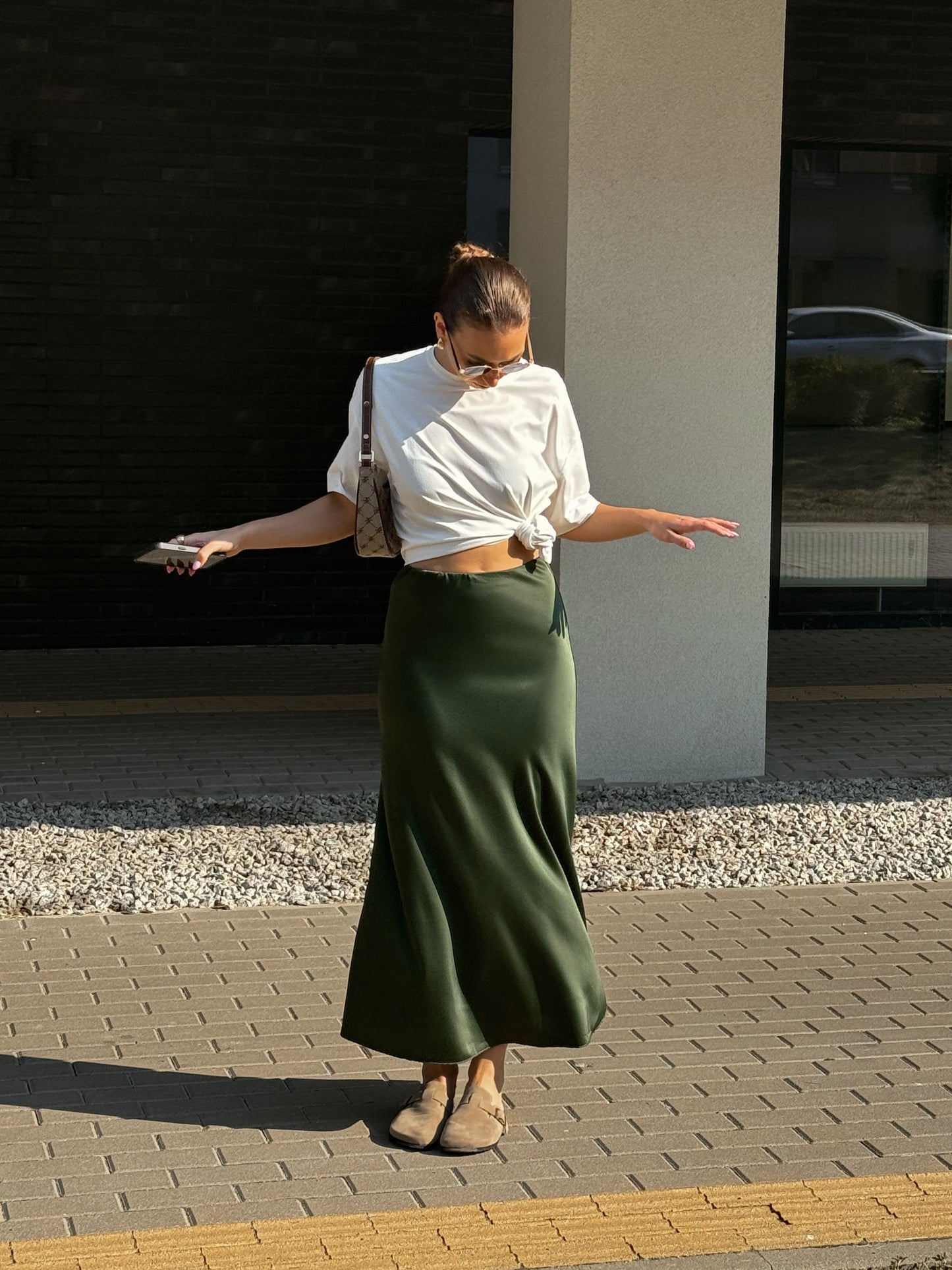 Khaki spalvos satino sijonas