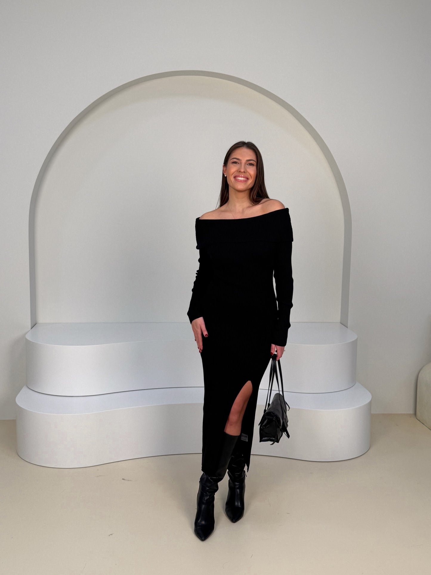 Juoda suknelė atvirais pečiais