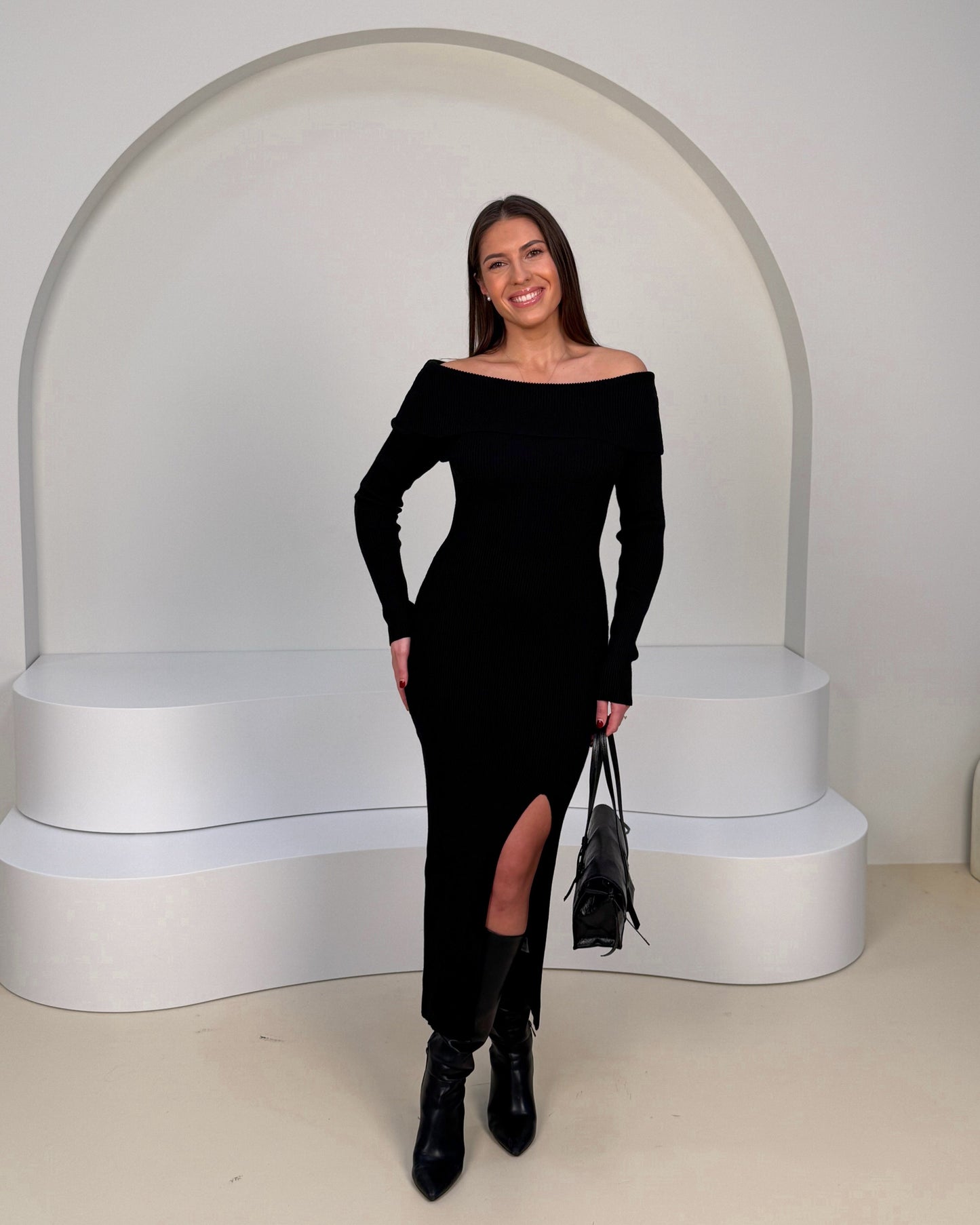 Juoda suknelė atvirais pečiais