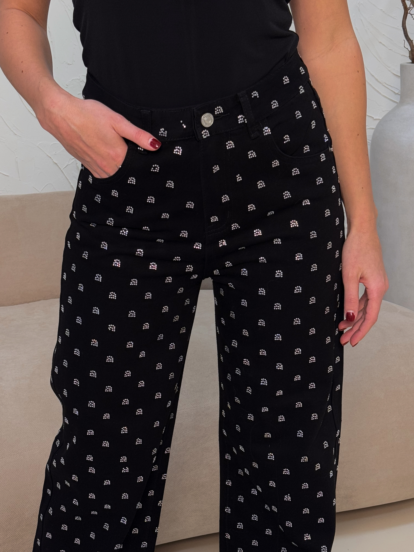 Juodi džinsai su blizgučiais