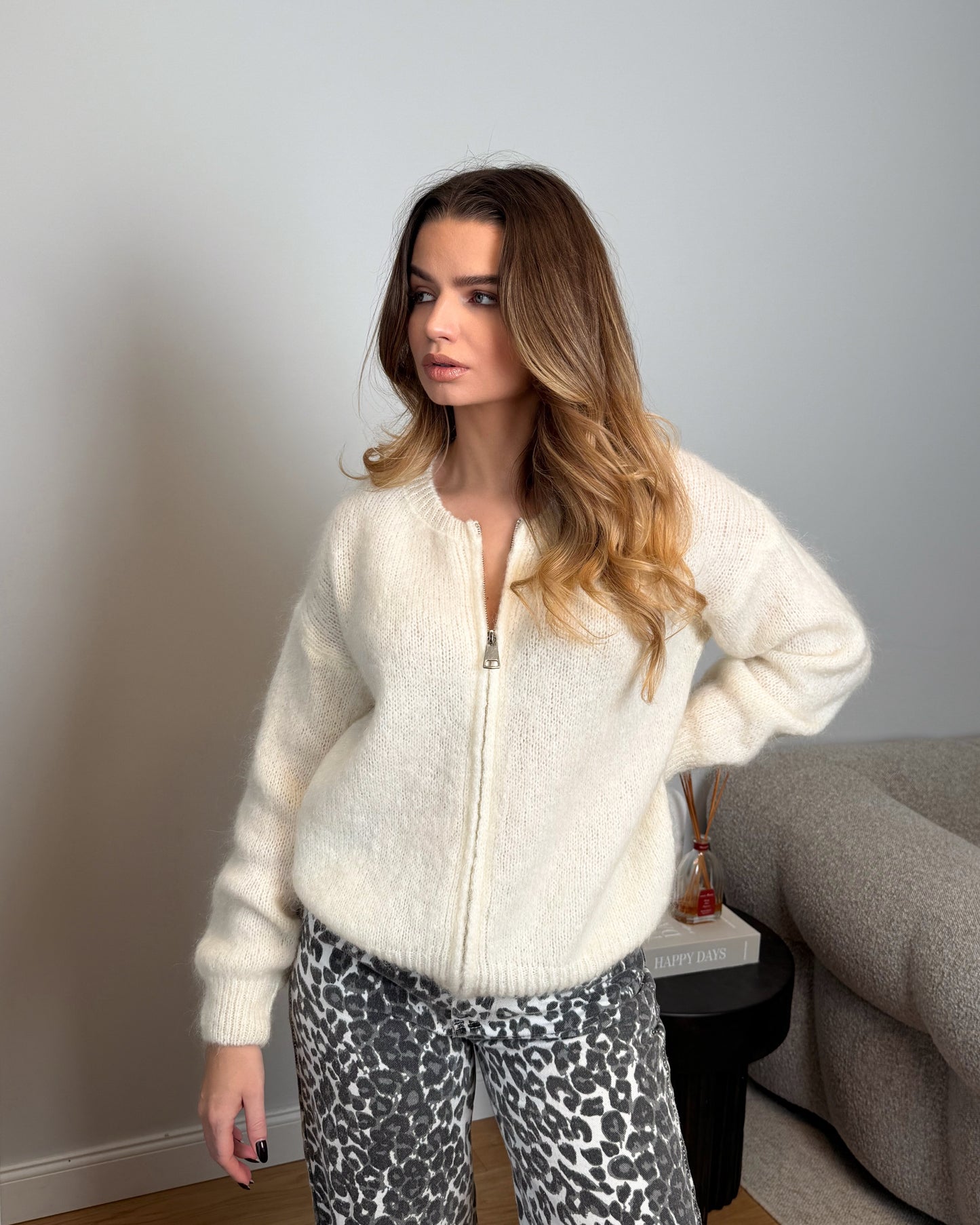 Baltas moherinis megztukas su užtrauktuku