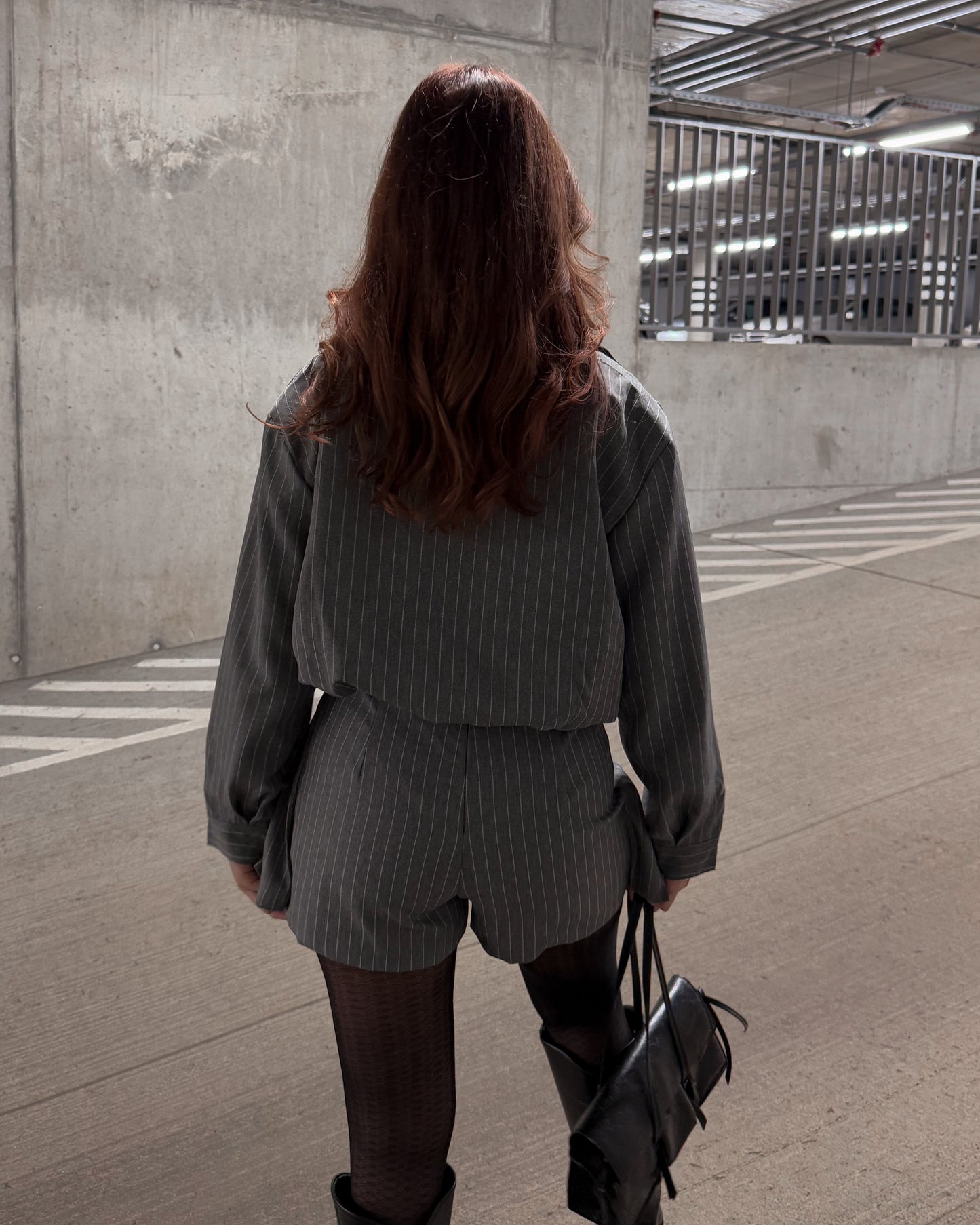 Pilkas kostiumėlis su sijonšorčiais