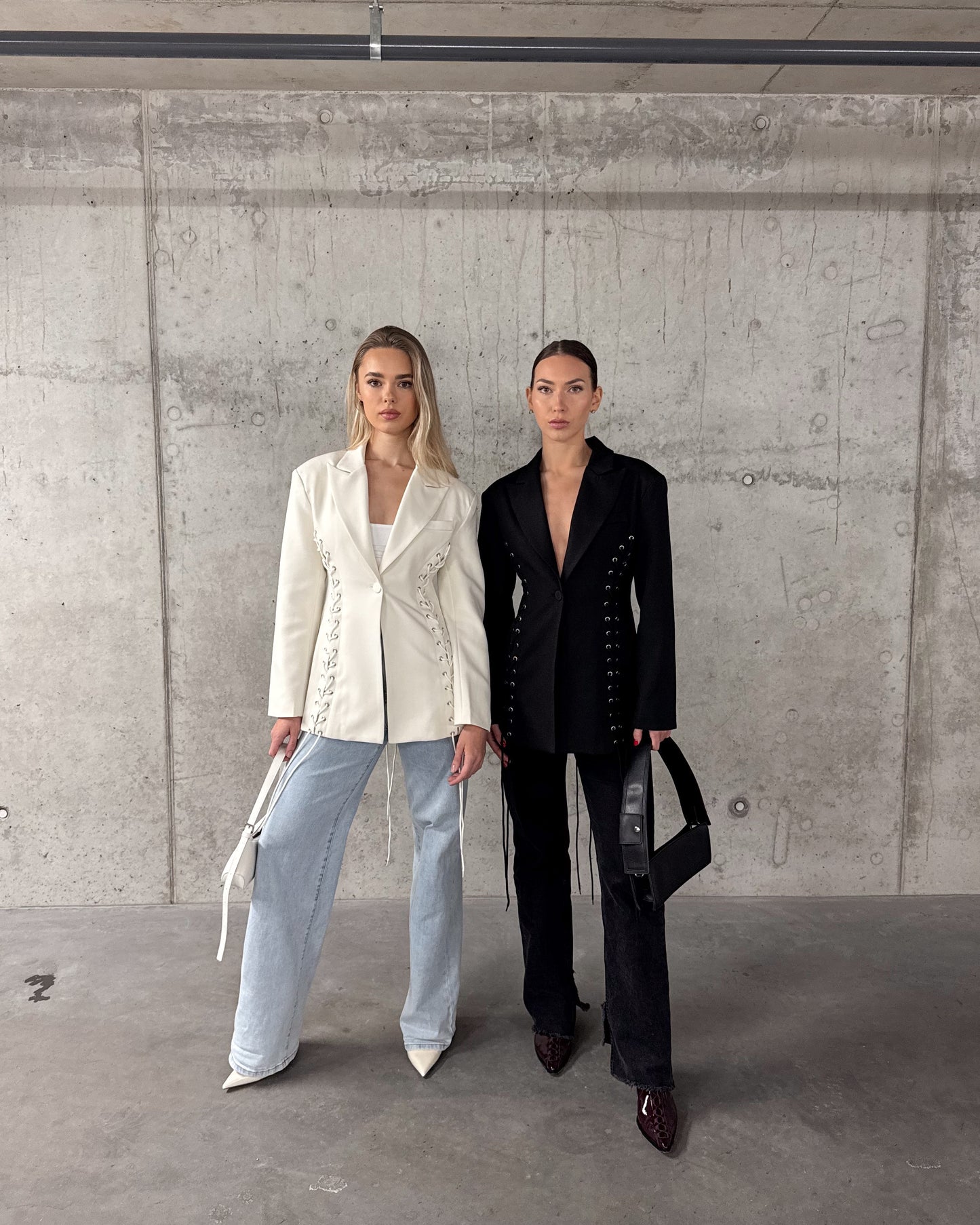 Baltas švarkas su raišteliais