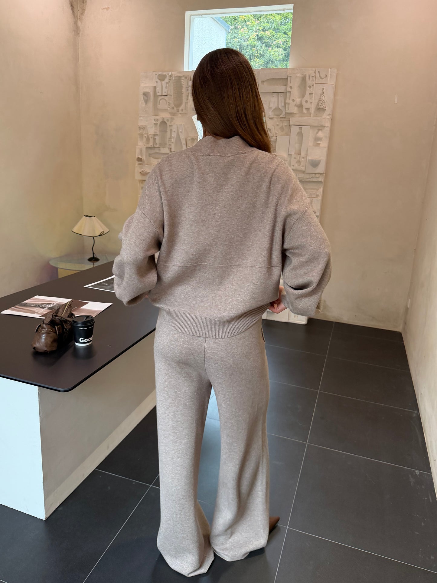 Smėlinis laisvalaikio kostiumėlis CLASSY