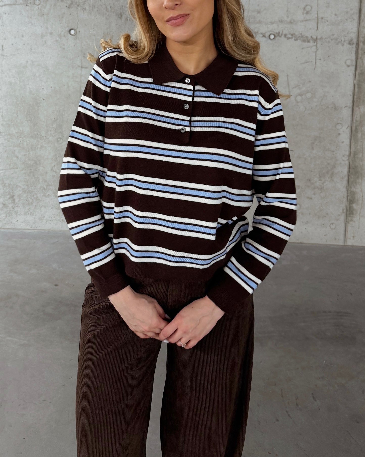 Rudos spalvos dryžuotas megztukas BISCUIT