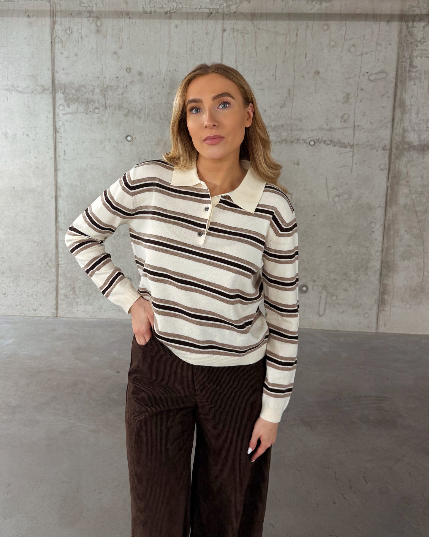 Smėlio spalvos dryžuotas megztukas MILO