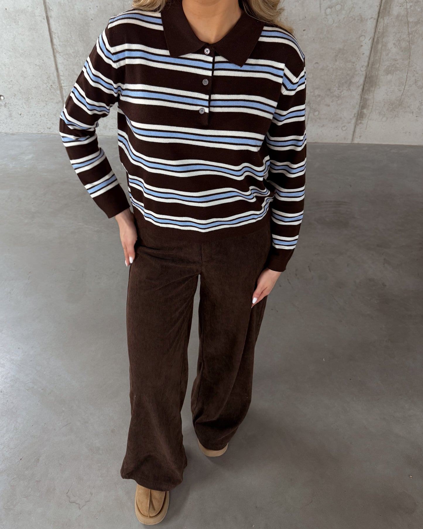 Rudos spalvos dryžuotas megztukas BISCUIT