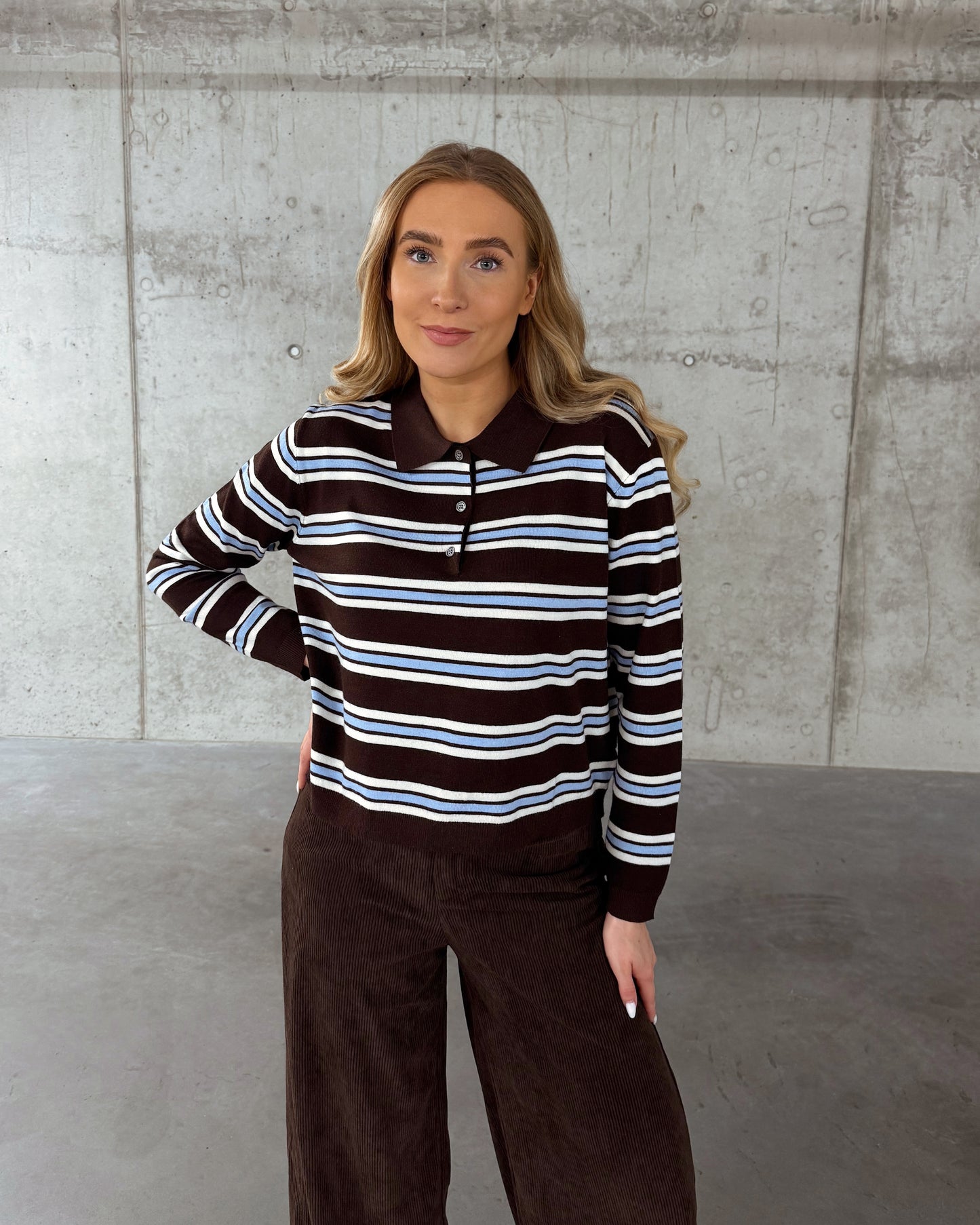 Rudos spalvos dryžuotas megztukas BISCUIT