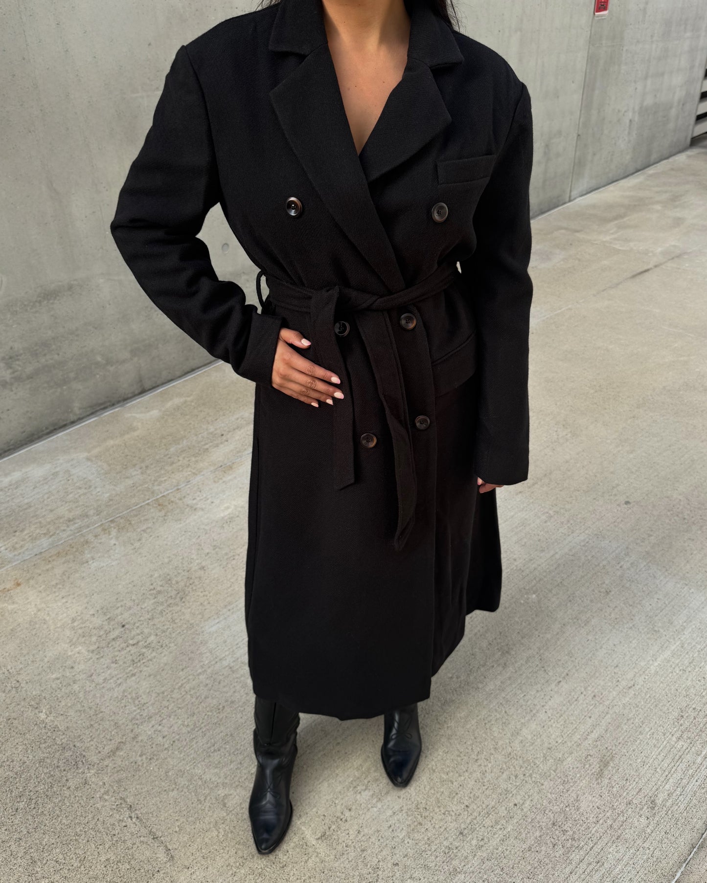 Juodas paltas CLASSY