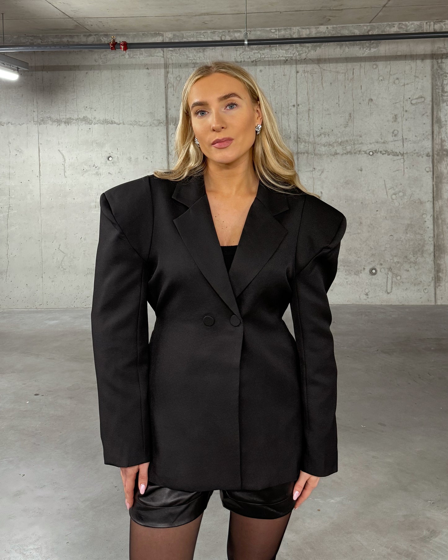 Įlemenuotas švarkas su pečiais SCULPTED