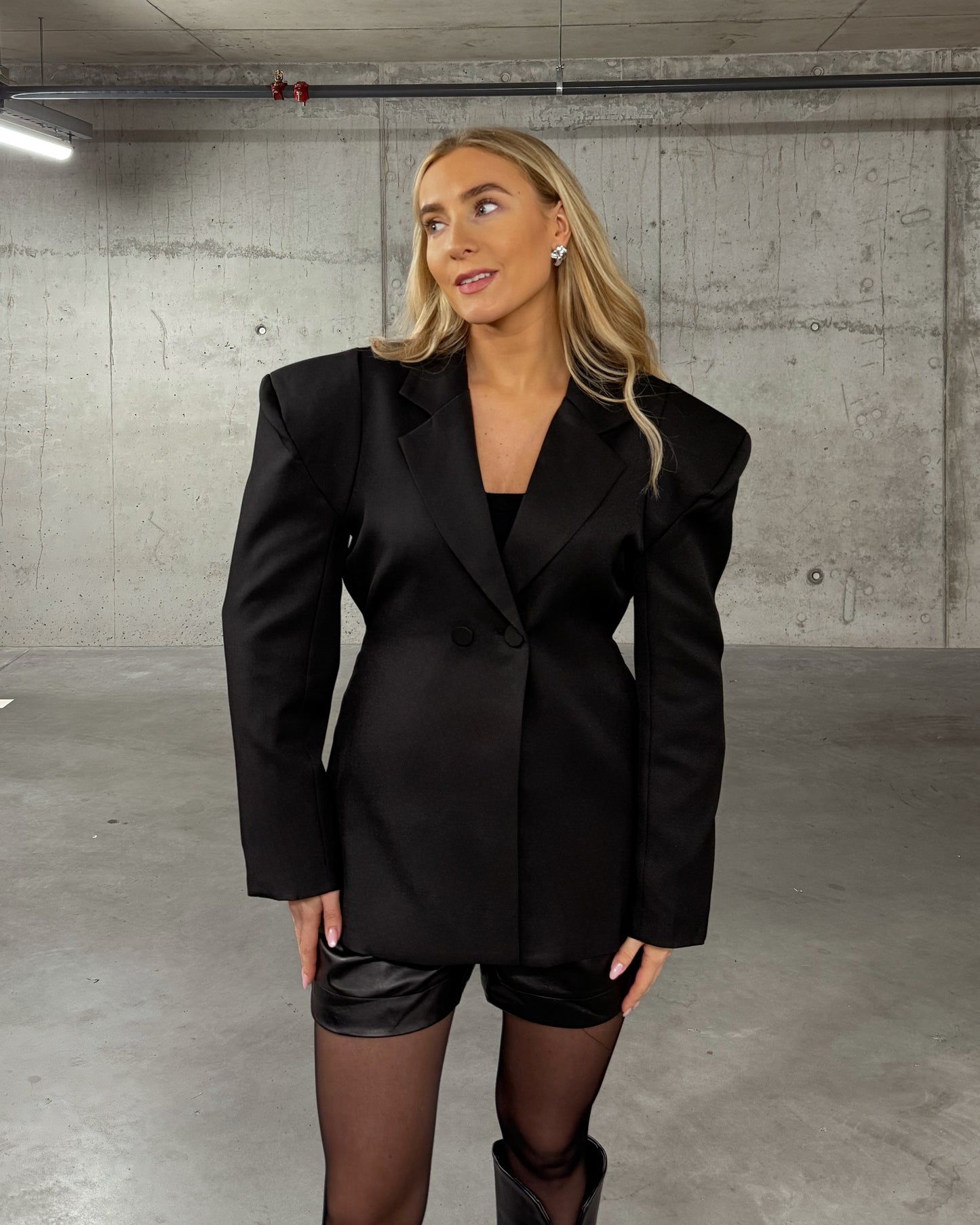 Įlemenuotas švarkas su pečiais SCULPTED