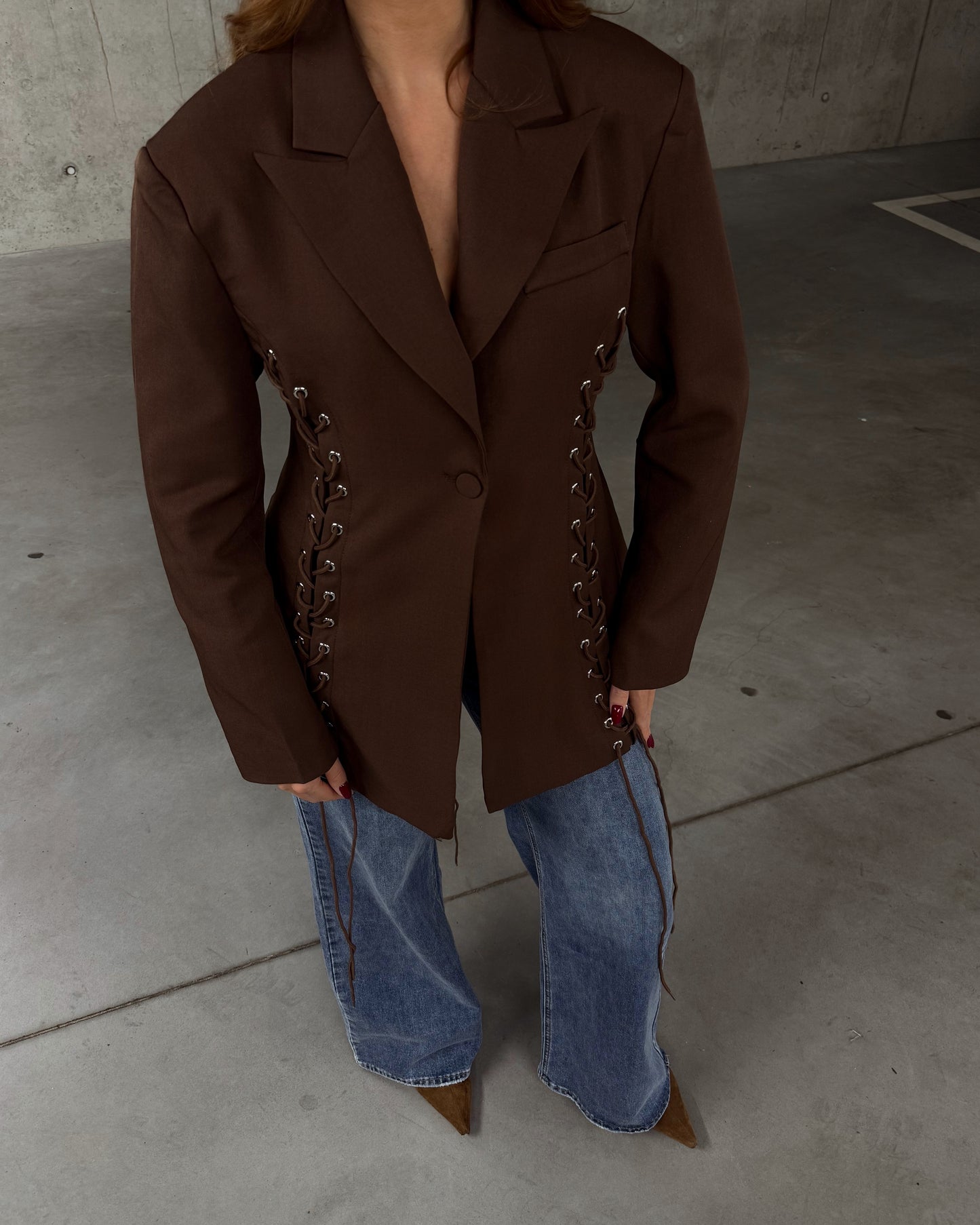 Rudas švarkas su raišteliais