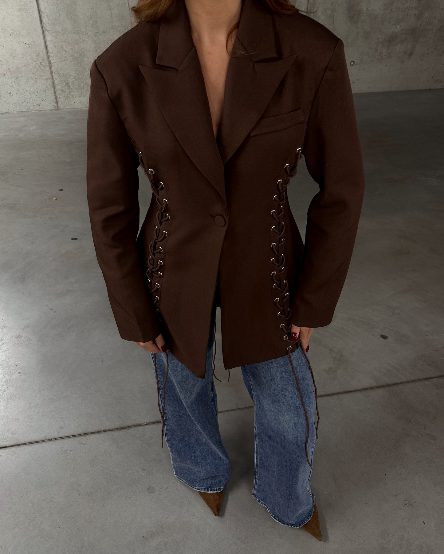 Rudas švarkas su raišteliais