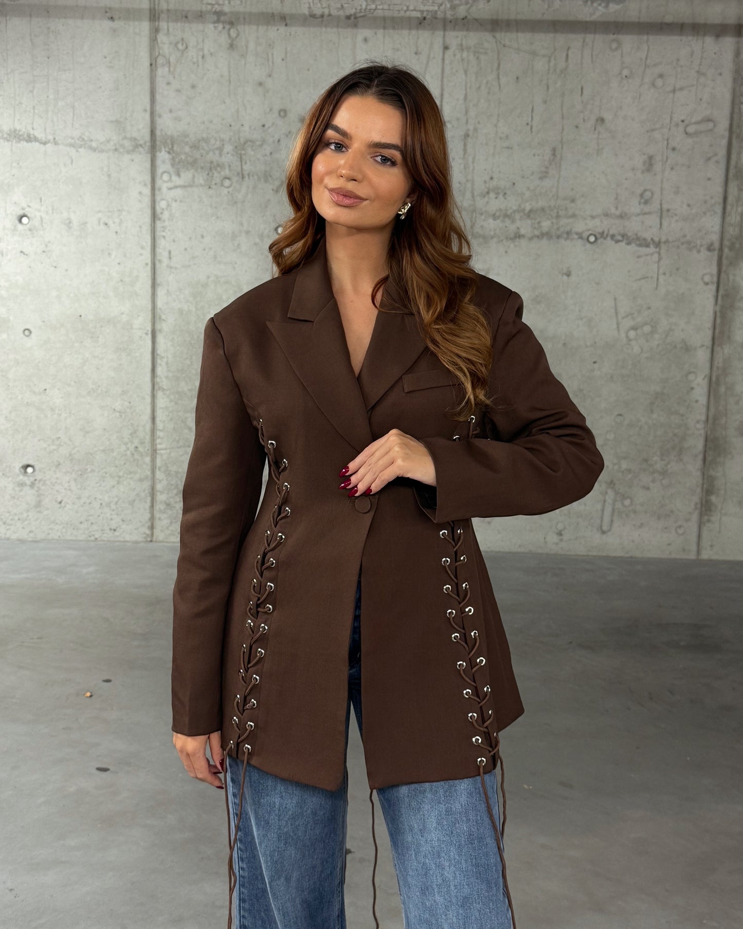 Rudas švarkas su raišteliais