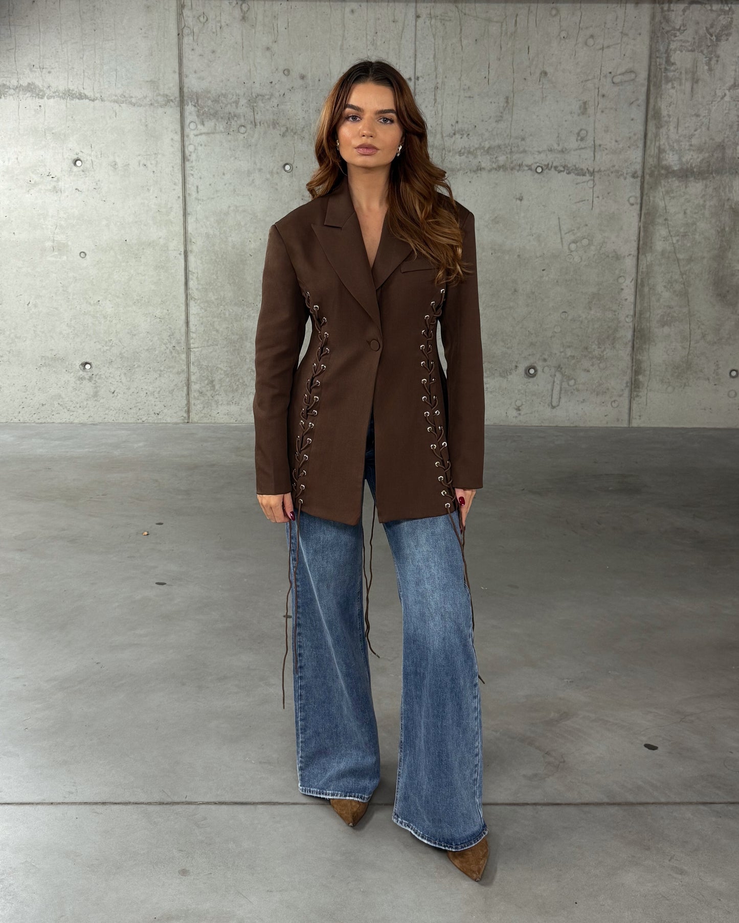 Rudas švarkas su raišteliais