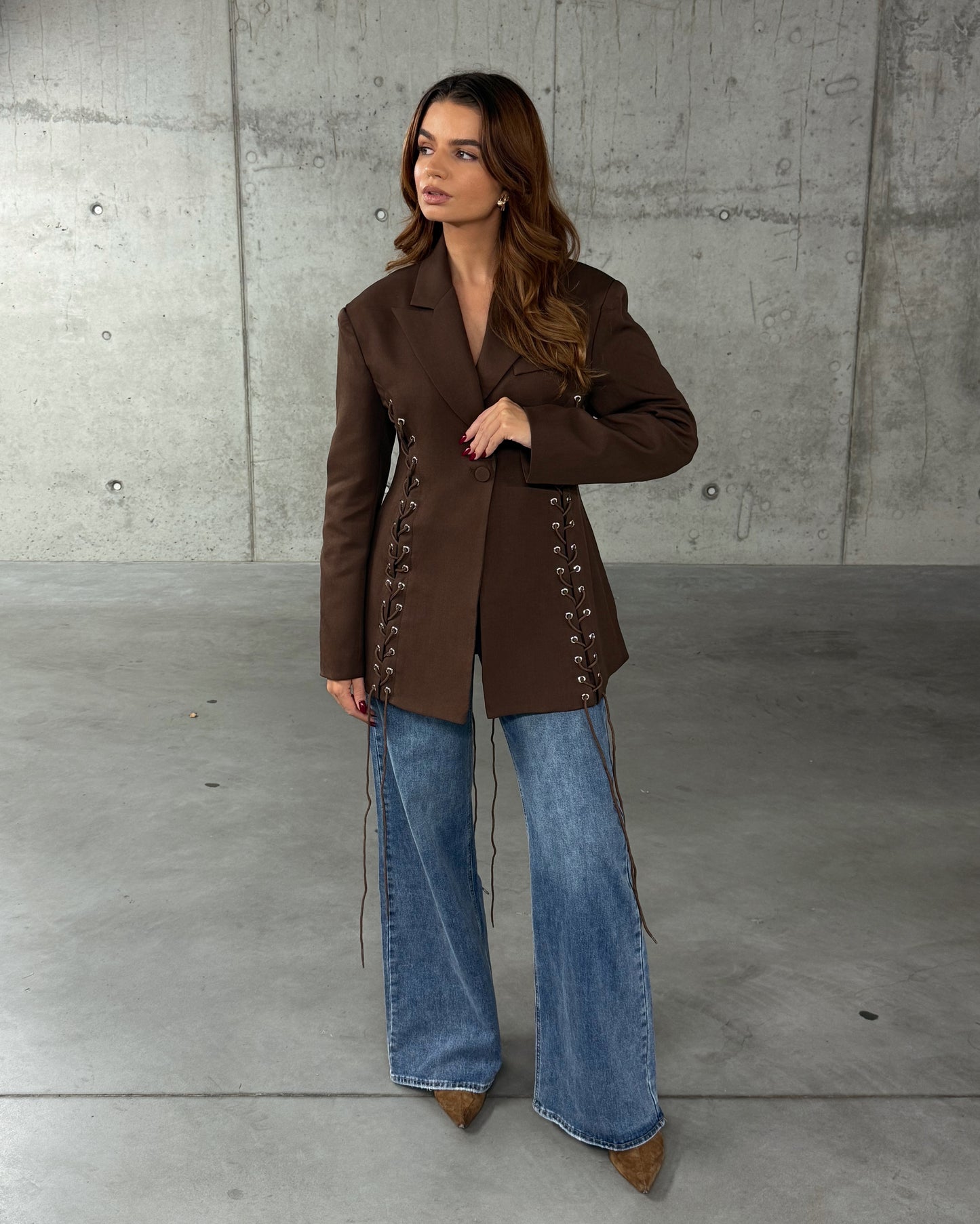 Rudas švarkas su raišteliais