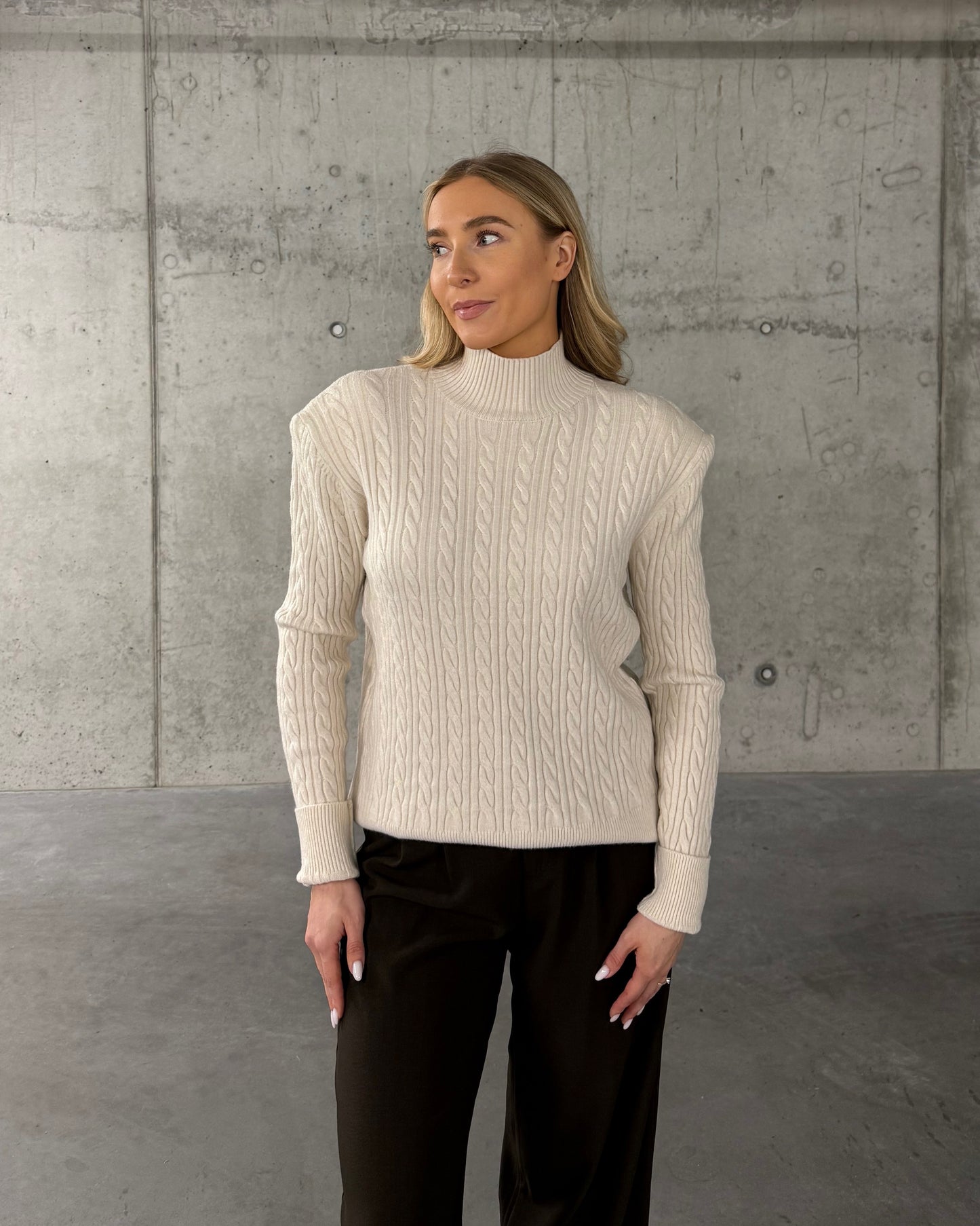 Pieno baltumo megztukas su petukais CREAM