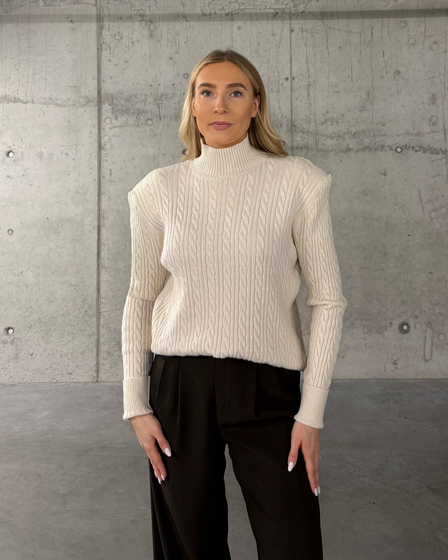 Pieno baltumo megztukas su petukais CREAM