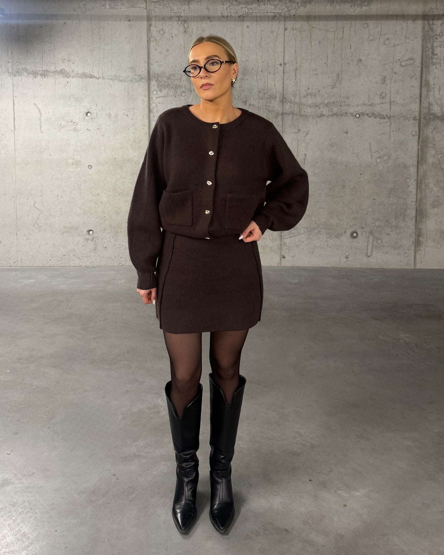 Rudas kostiumėlis su sijonu MILA