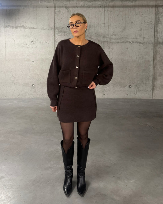 Rudas kostiumėlis su sijonu MILA