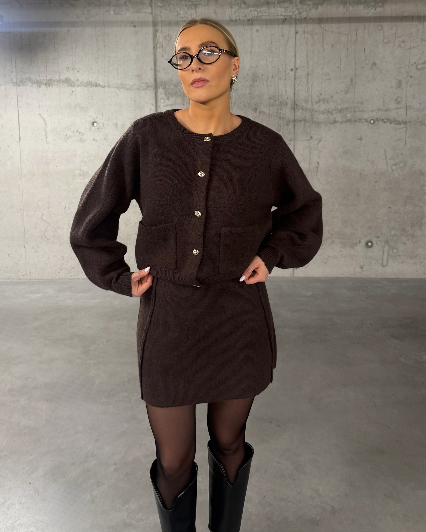 Rudas kostiumėlis su sijonu MILA