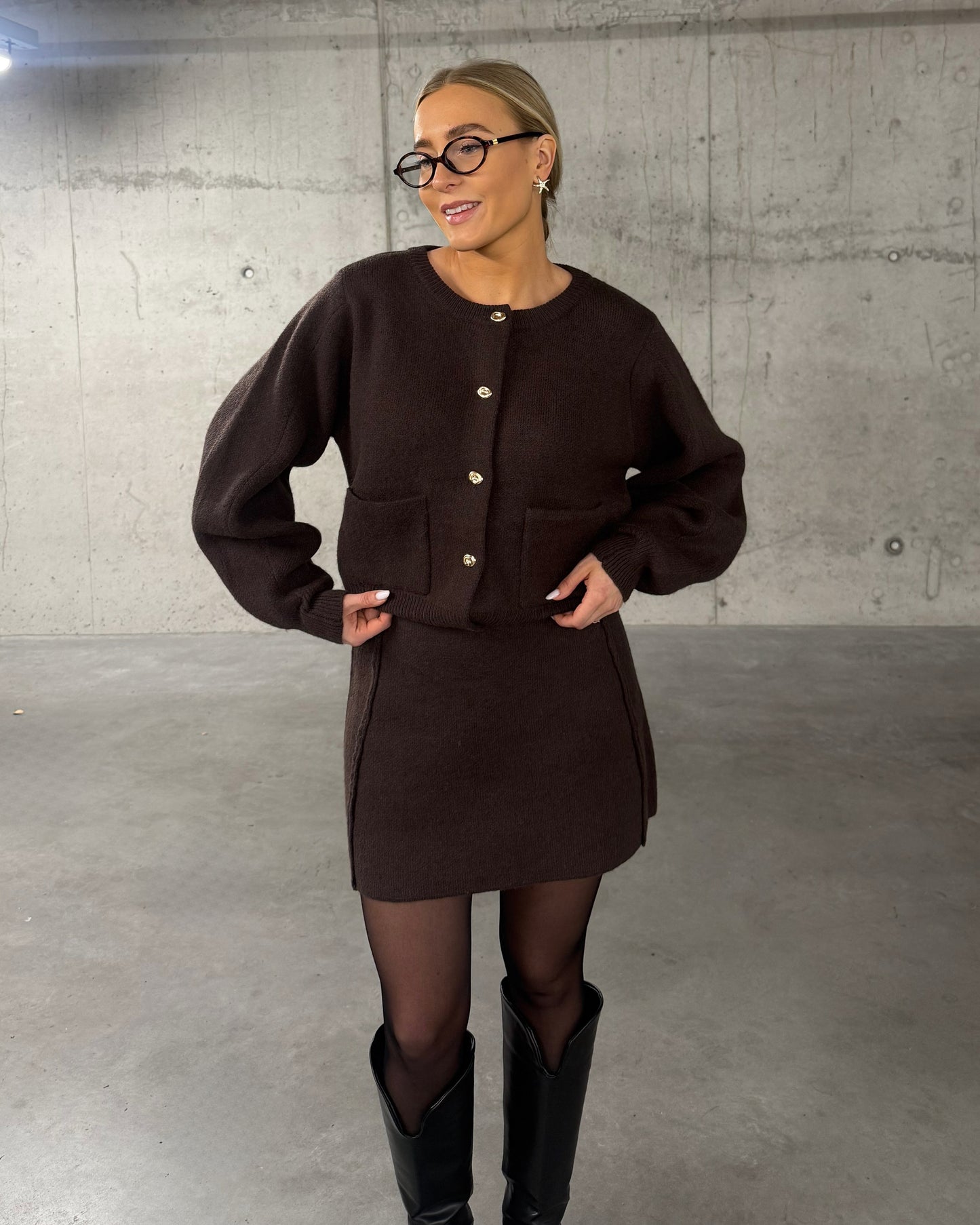 Rudas kostiumėlis su sijonu MILA