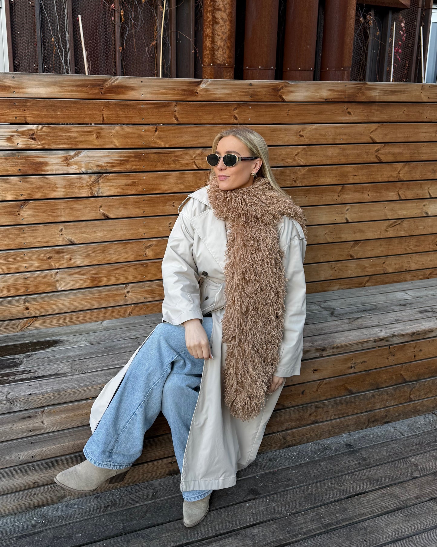 Kreminis dirbtinio lamos kailio šalikas PUFFY