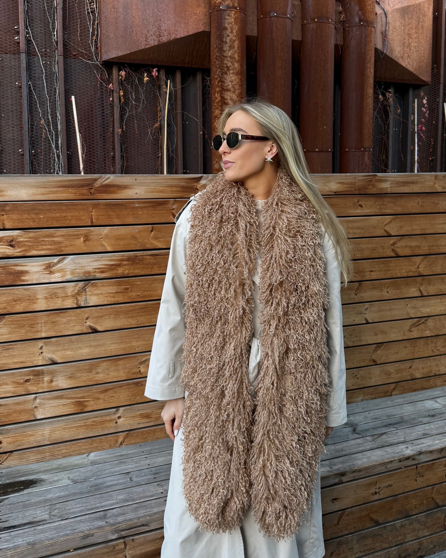 Kreminis dirbtinio lamos kailio šalikas PUFFY