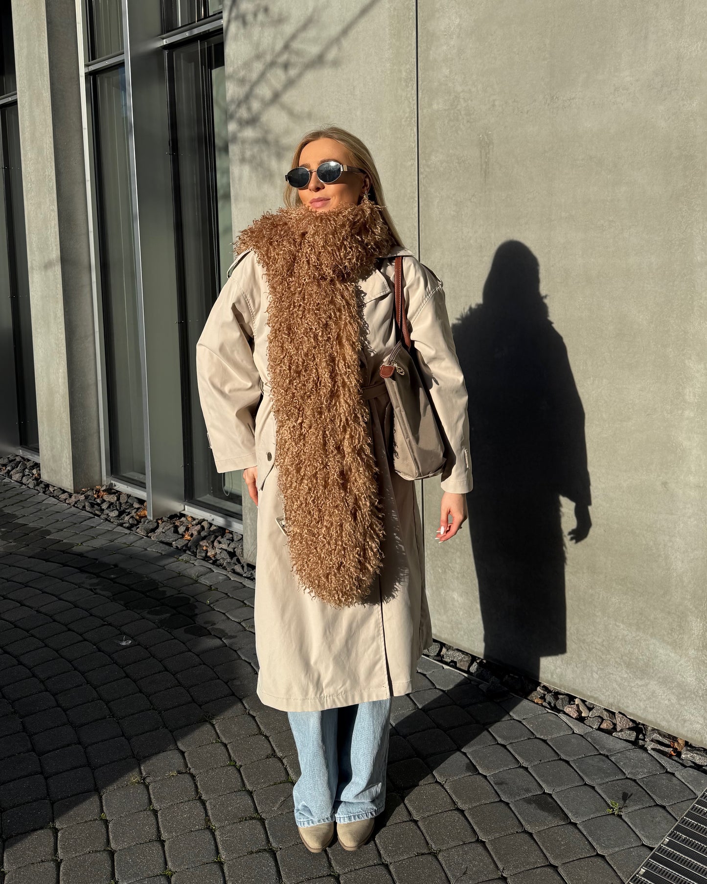 Kreminis dirbtinio lamos kailio šalikas PUFFY