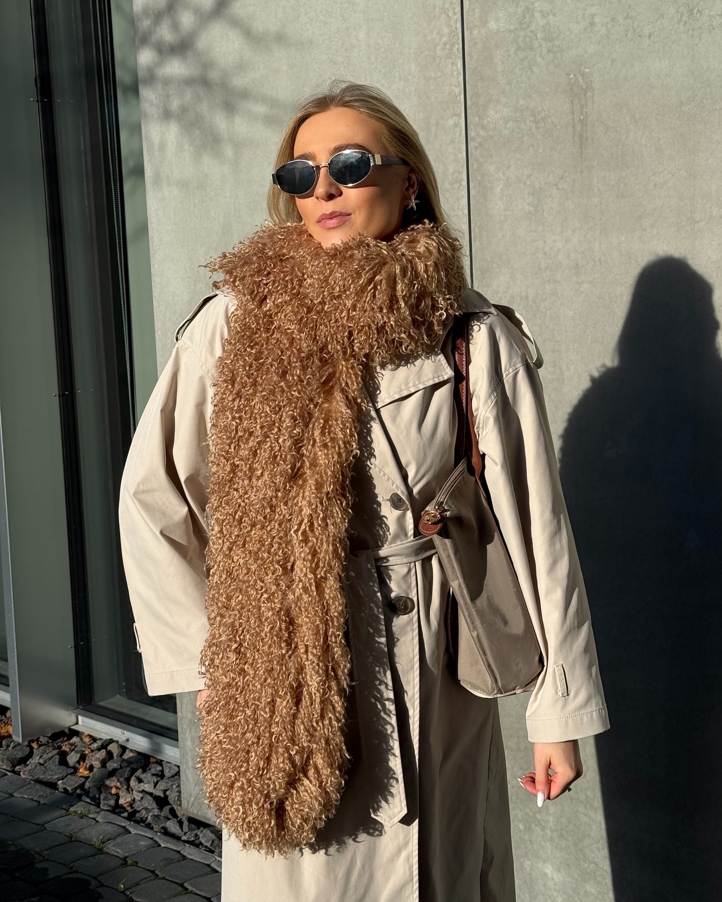 Kreminis dirbtinio lamos kailio šalikas PUFFY