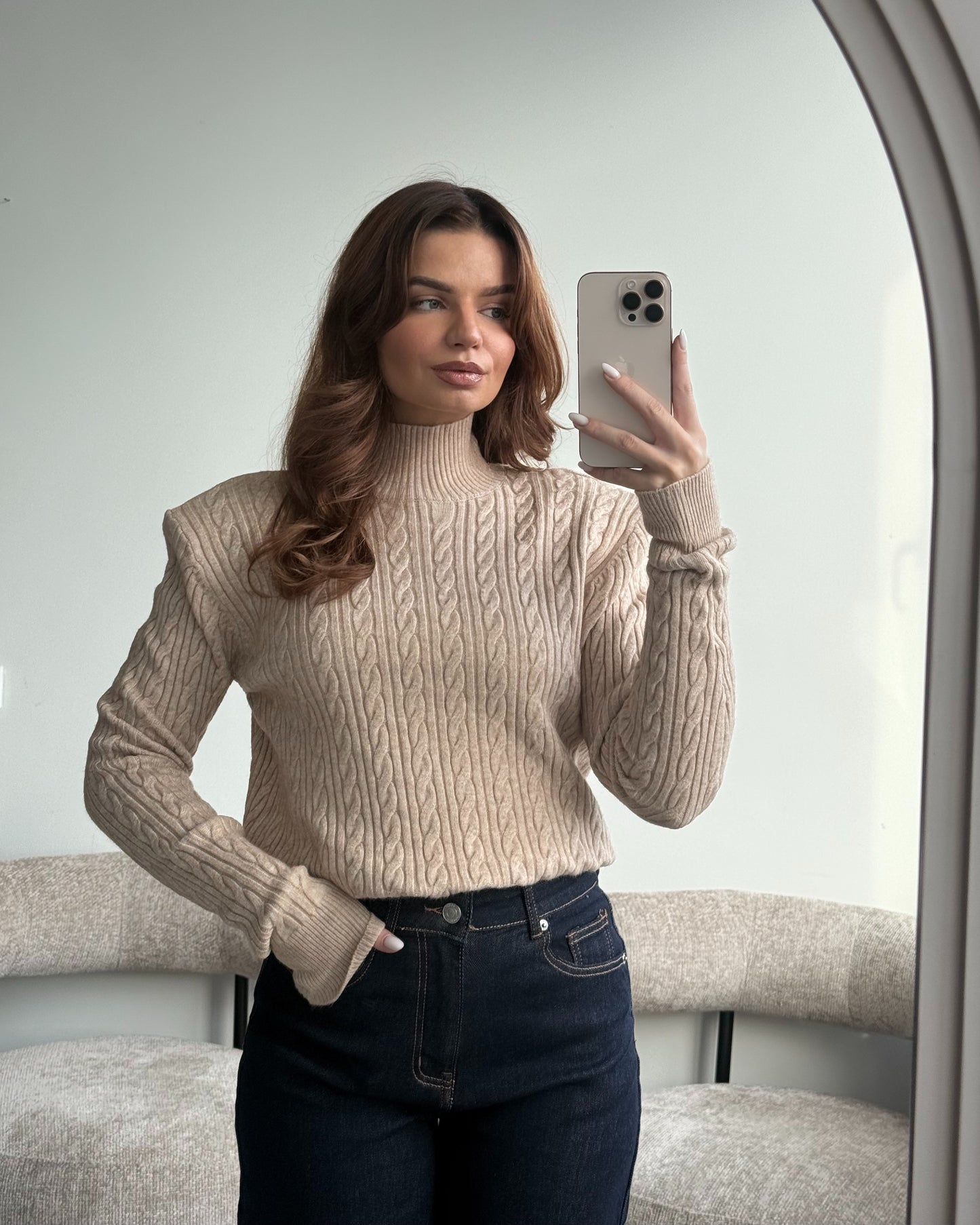 Smėlinis megztukas su petukais TRUFFLE