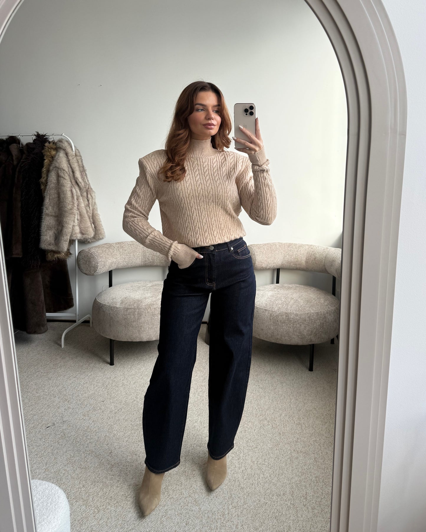 Smėlinis megztukas su petukais TRUFFLE