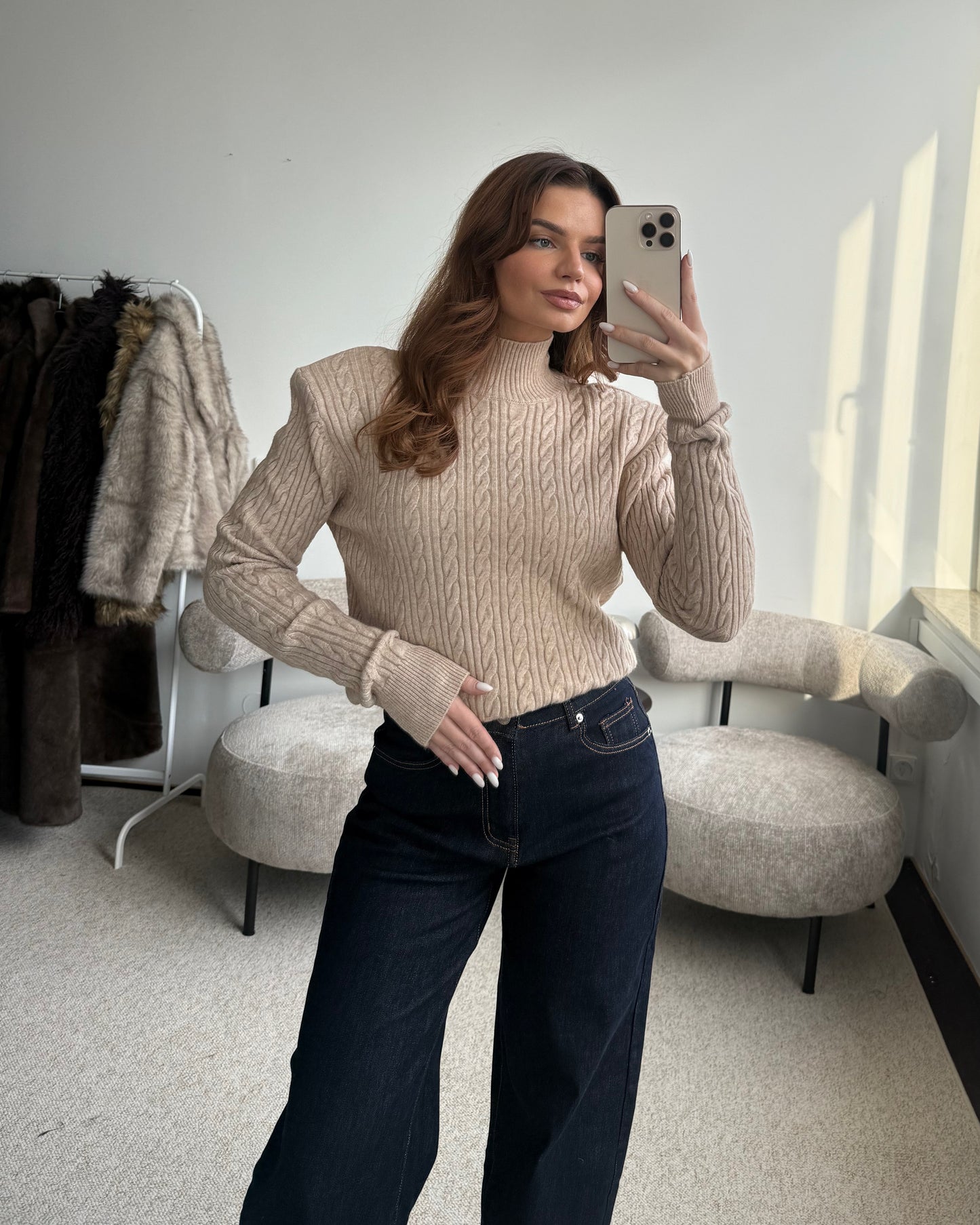 Smėlinis megztukas su petukais TRUFFLE