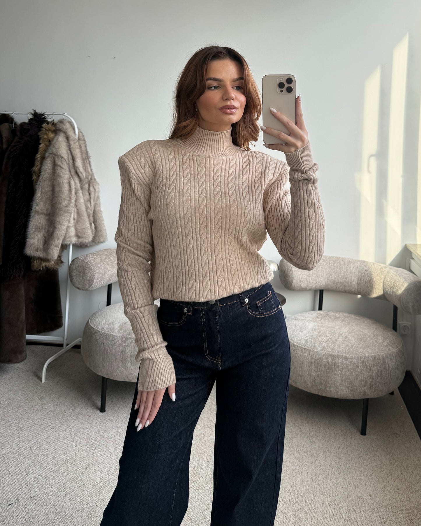 Smėlinis megztukas su petukais TRUFFLE