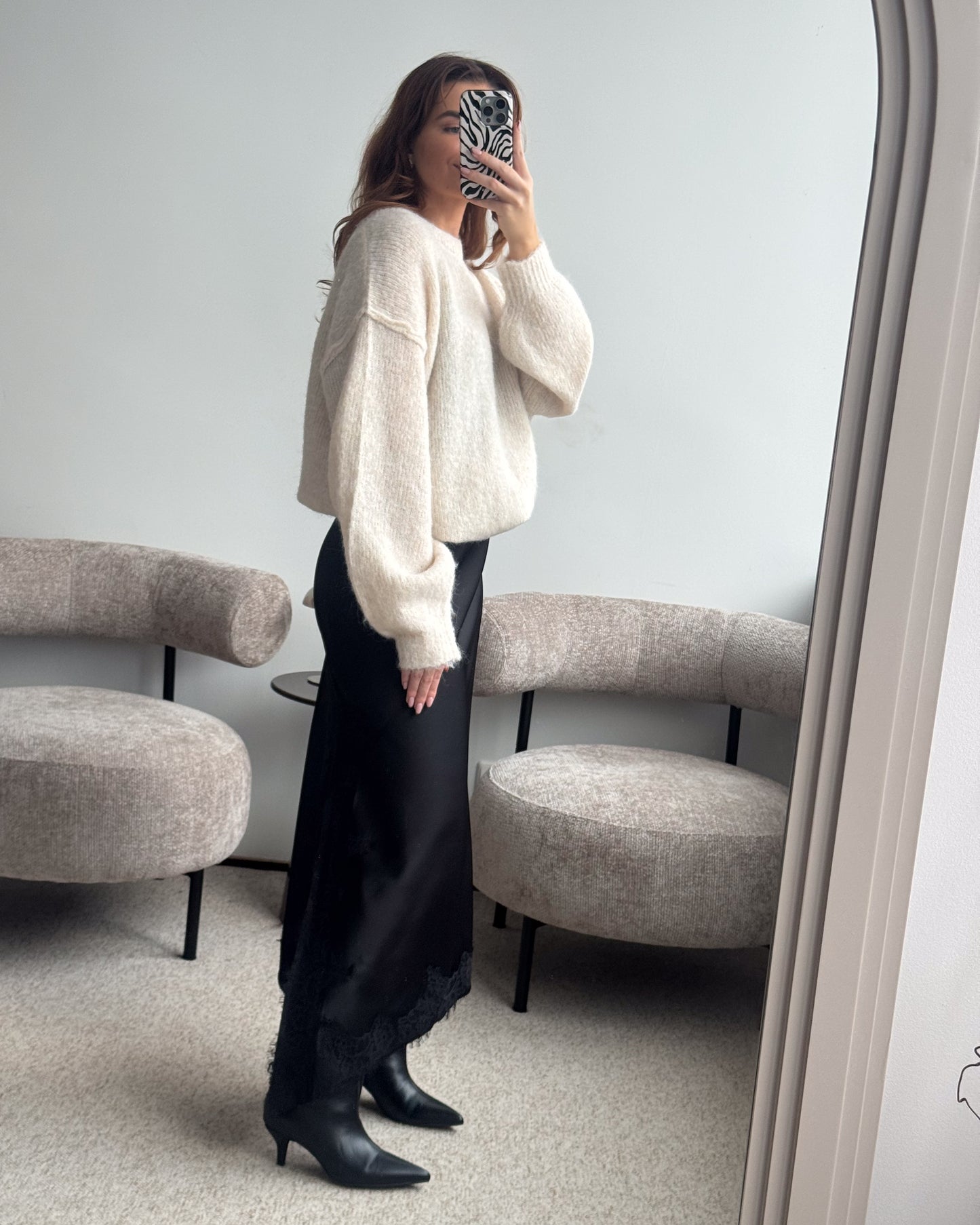Juoda satino suknelė su nėriniais LACE