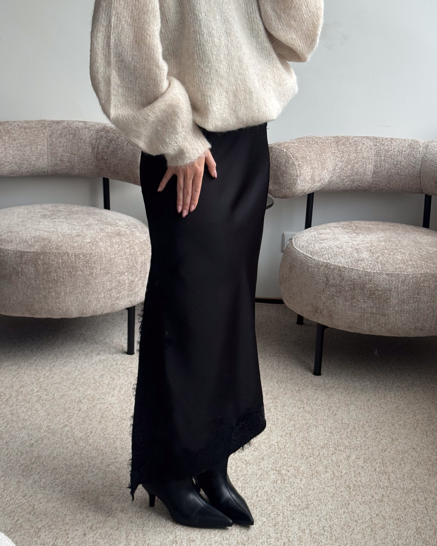 Juoda satino suknelė su nėriniais LACE