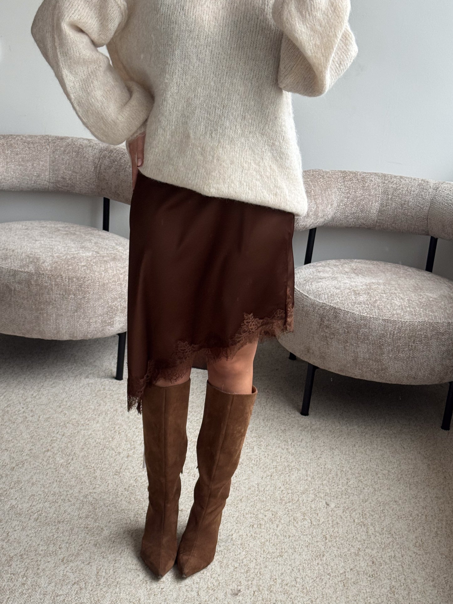 Ruda satino suknelė