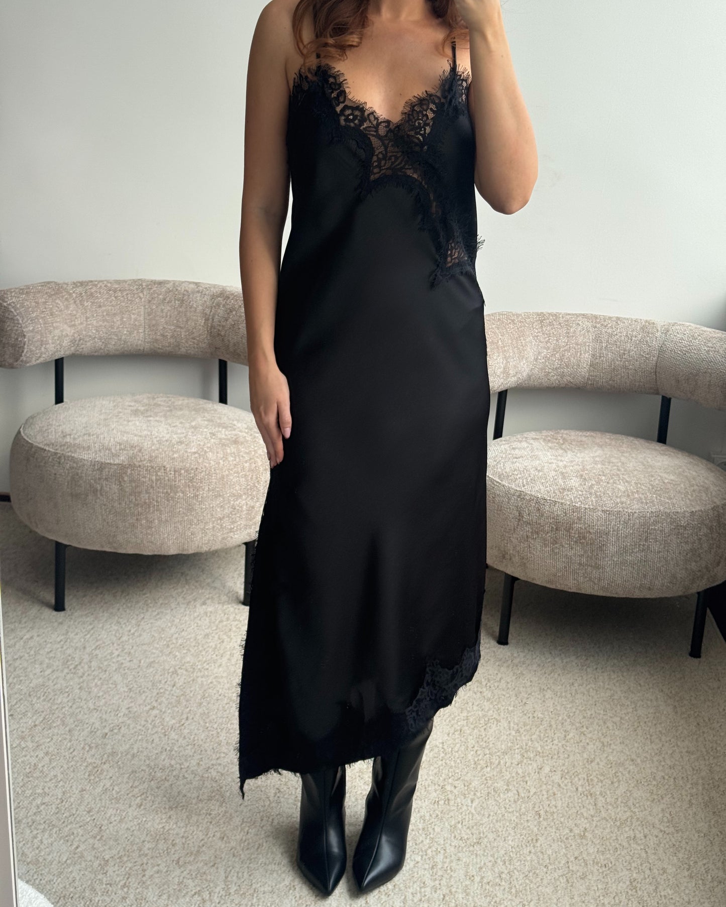 Juoda satino suknelė su nėriniais LACE