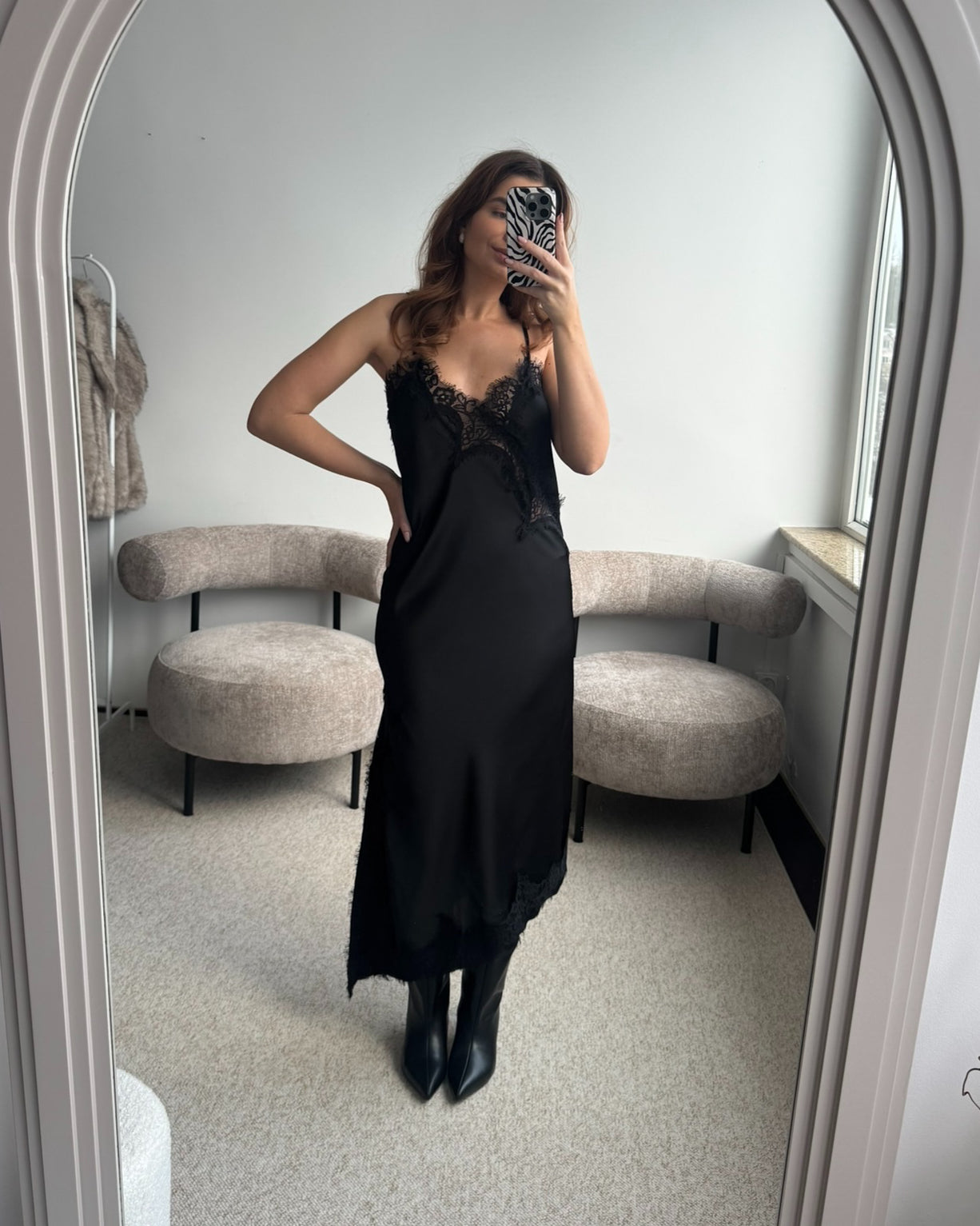 Juoda satino suknelė su nėriniais LACE
