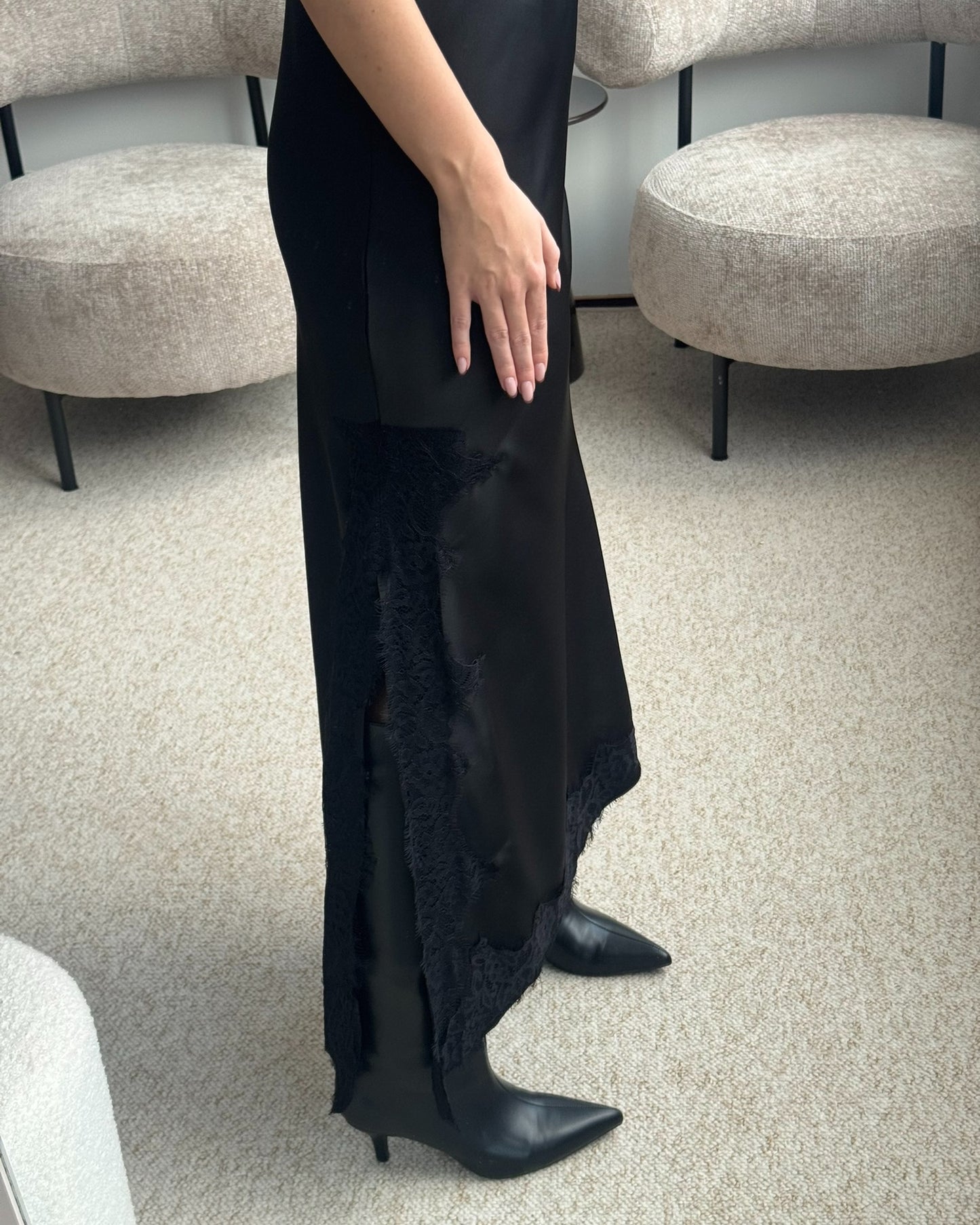 Juoda satino suknelė su nėriniais LACE
