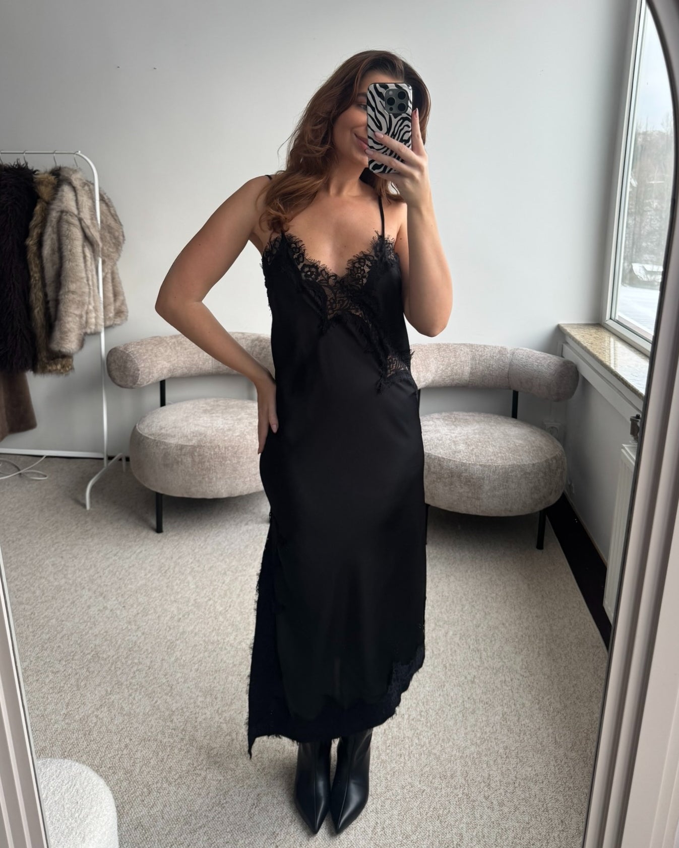 Juoda satino suknelė su nėriniais LACE