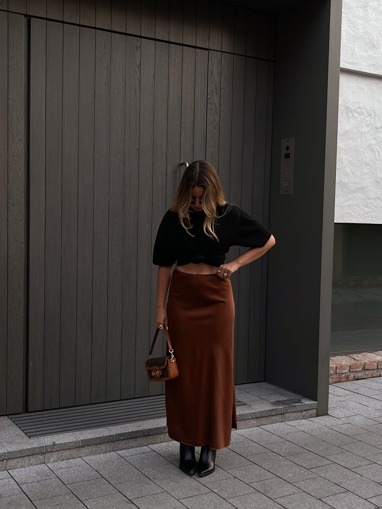 Rudas satino sijonas