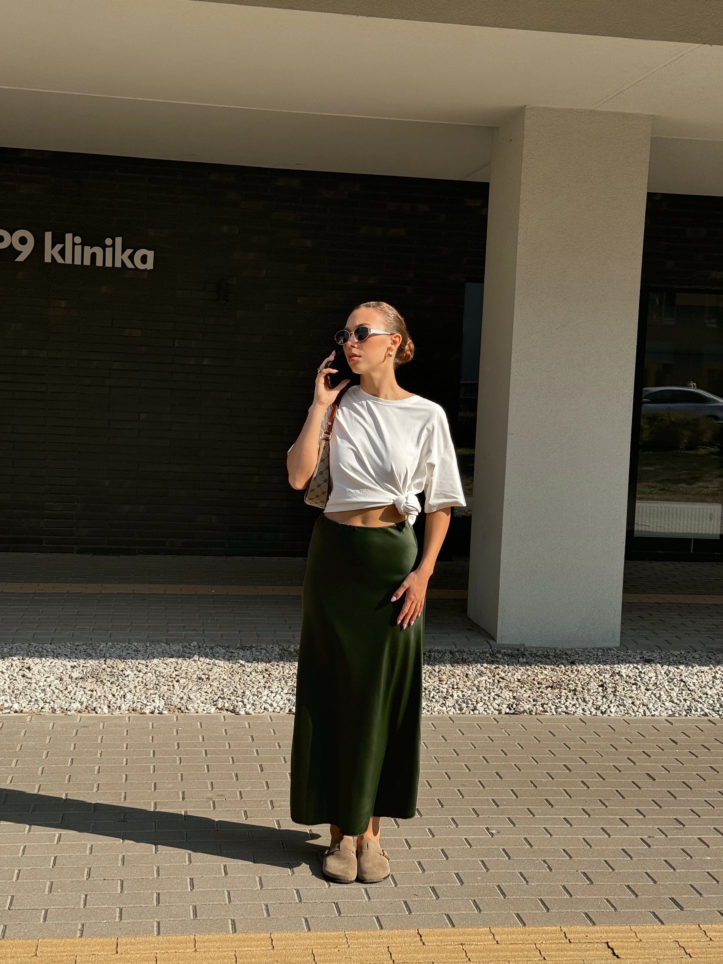 Khaki spalvos satino sijonas