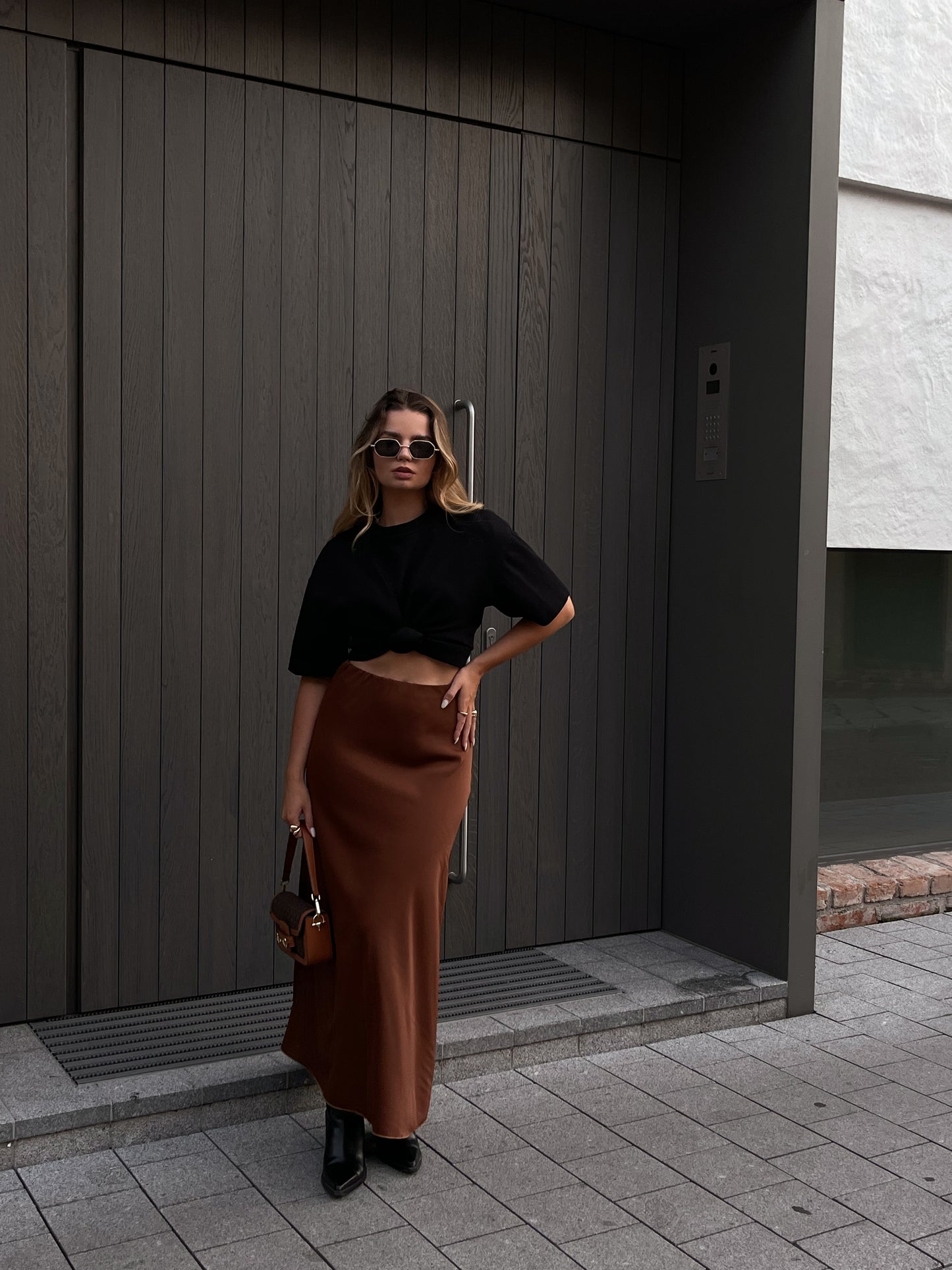 Rudas satino sijonas