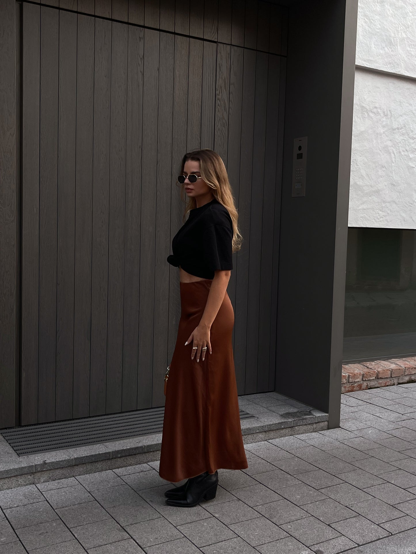 Rudas satino sijonas